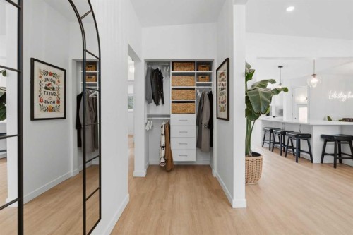 3720 58 Avenue Sw, Calgary, AB - Indoor