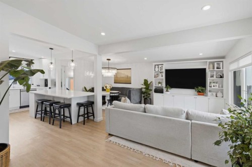3720 58 Avenue Sw, Calgary, AB - Indoor Photo Showing Living Room