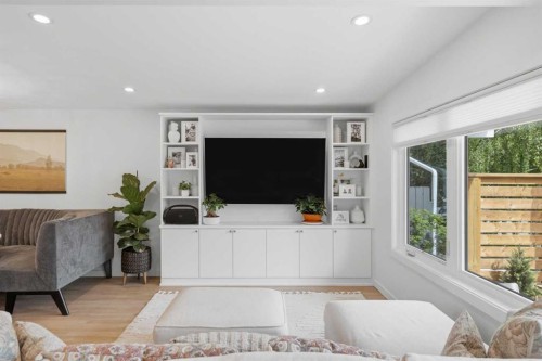 3720 58 Avenue Sw, Calgary, AB - Indoor Photo Showing Living Room