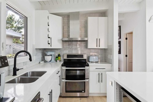 735 53 Avenue Sw, Calgary, AB - Indoor Photo Showing Kitchen With Double Sink With Upgraded Kitchen