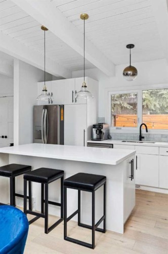 735 53 Avenue Sw, Calgary, AB - Indoor Photo Showing Kitchen With Upgraded Kitchen