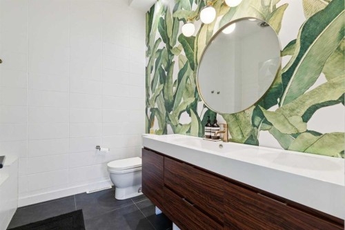 735 53 Avenue Sw, Calgary, AB - Indoor Photo Showing Bathroom
