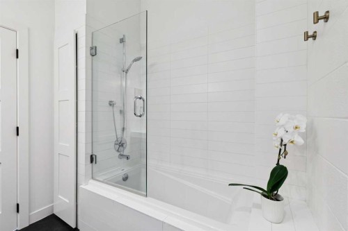735 53 Avenue Sw, Calgary, AB - Indoor Photo Showing Bathroom