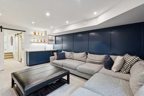 735 53 Avenue Sw, Calgary, AB - Indoor Photo Showing Living Room