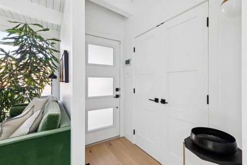 735 53 Avenue Sw, Calgary, AB - Indoor Photo Showing Other Room