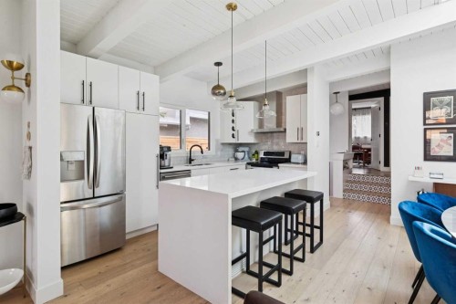 735 53 Avenue Sw, Calgary, AB - Indoor Photo Showing Kitchen