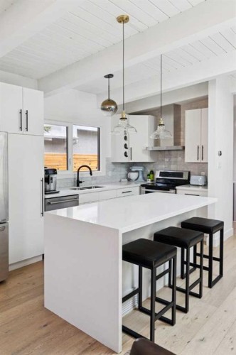 735 53 Avenue Sw, Calgary, AB - Indoor Photo Showing Kitchen With Upgraded Kitchen