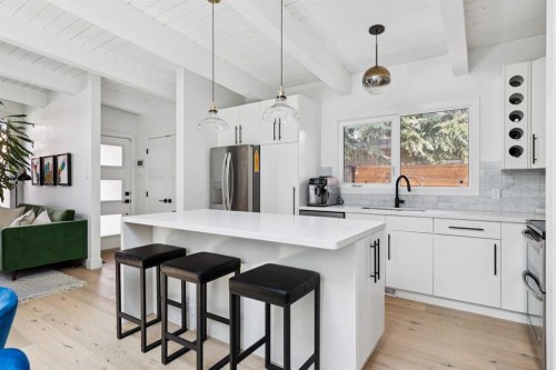 735 53 Avenue Sw, Calgary, AB - Indoor Photo Showing Kitchen With Upgraded Kitchen