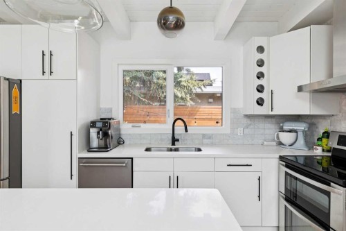 735 53 Avenue Sw, Calgary, AB - Indoor Photo Showing Kitchen With Stainless Steel Kitchen With Double Sink With Upgraded Kitchen