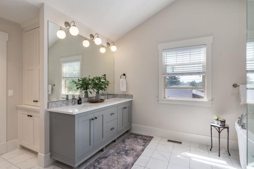 313 Centre Avenue Se, Airdrie, AB - Indoor Photo Showing Bathroom