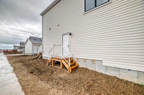 261 Heirloom Way Se, Calgary, AB 