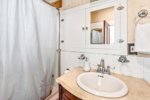 1409 81 Street, Coleman, AB - Indoor Photo Showing Bathroom