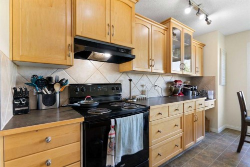 151 Bow Ridge Crescent, Cochrane, AB - Indoor Photo Showing Kitchen
