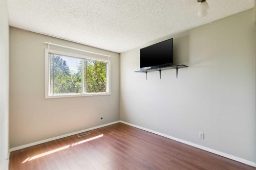 864 Queensland Drive Se, Calgary, AB 