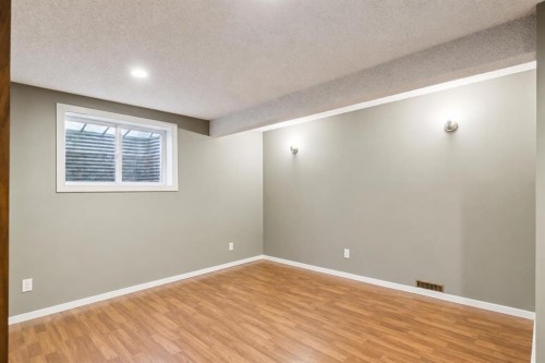 864 Queensland Drive Se, Calgary, AB 