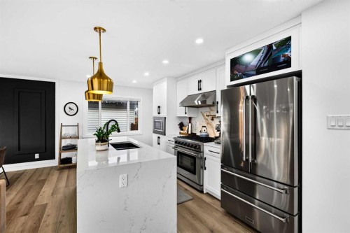9512 Academy Drive Se, Calgary, AB - Indoor Photo Showing Kitchen With Upgraded Kitchen