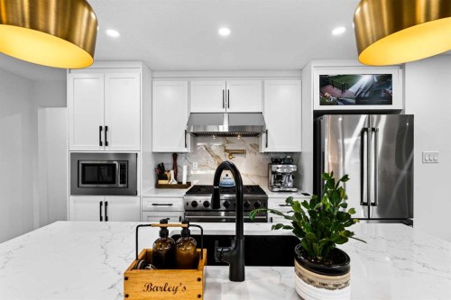 9512 Academy Drive Se, Calgary, AB - Indoor Photo Showing Kitchen