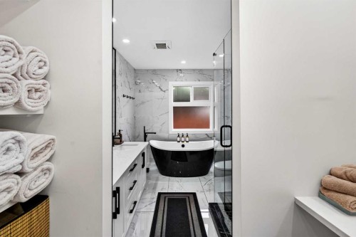 9512 Academy Drive Se, Calgary, AB - Indoor Photo Showing Bathroom