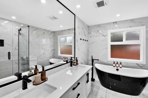 9512 Academy Drive Se, Calgary, AB - Indoor Photo Showing Bathroom