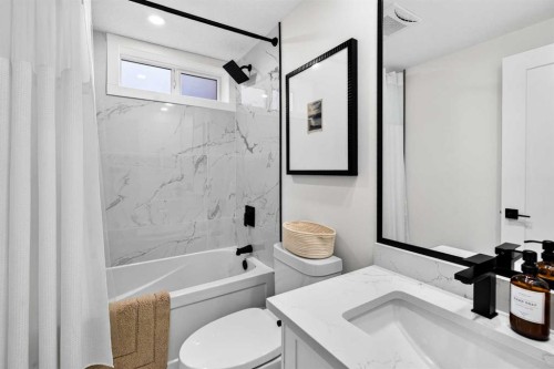9512 Academy Drive Se, Calgary, AB - Indoor Photo Showing Bathroom
