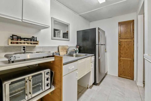 311 Penbrooke Crescent Se, Calgary, AB - Indoor Photo Showing Kitchen