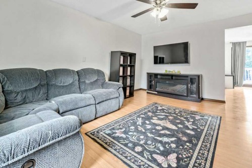 311 Penbrooke Crescent Se, Calgary, AB - Indoor Photo Showing Living Room