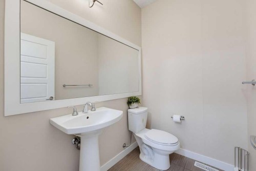 145 Sunset Manor, Cochrane, AB - Indoor Photo Showing Bathroom