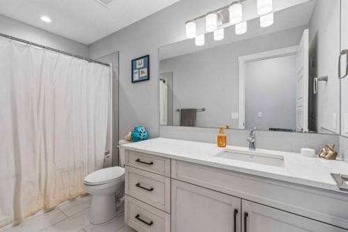 7 Bishop Circle, Carstairs, AB - Indoor Photo Showing Bathroom