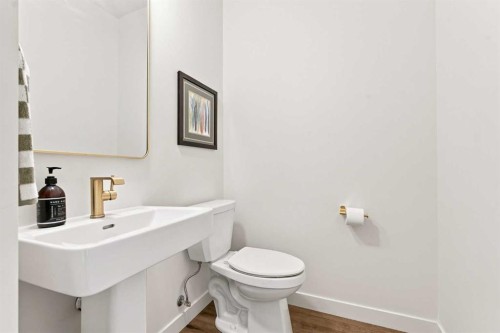 826 Alpine Drive Sw, Calgary, AB - Indoor Photo Showing Bathroom