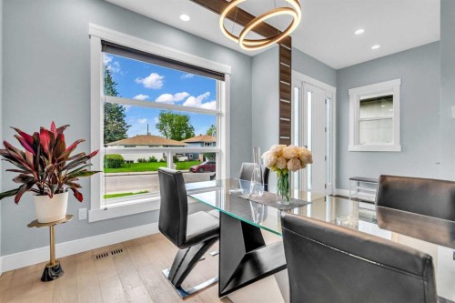 2417 25 Avenue Nw, Calgary, AB - Indoor