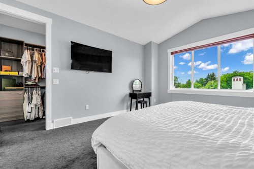 2417 25 Avenue Nw, Calgary, AB - Indoor Photo Showing Bedroom