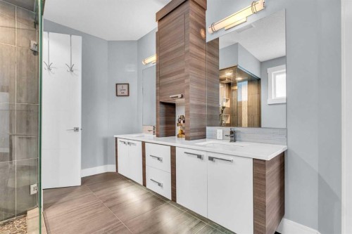 2417 25 Avenue Nw, Calgary, AB - Indoor Photo Showing Bathroom