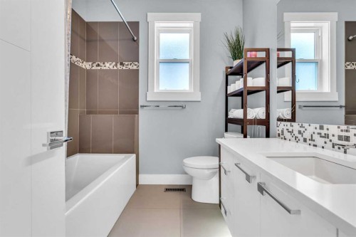 2417 25 Avenue Nw, Calgary, AB - Indoor Photo Showing Bathroom