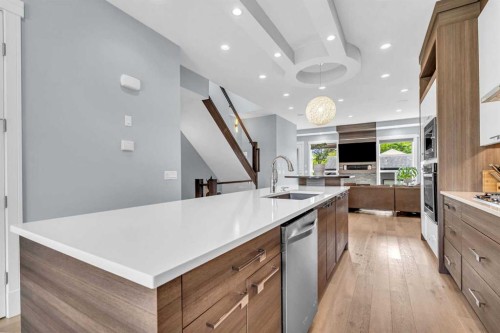 2417 25 Avenue Nw, Calgary, AB - Indoor Photo Showing Kitchen With Upgraded Kitchen