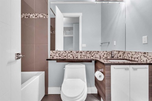 2417 25 Avenue Nw, Calgary, AB - Indoor Photo Showing Bathroom