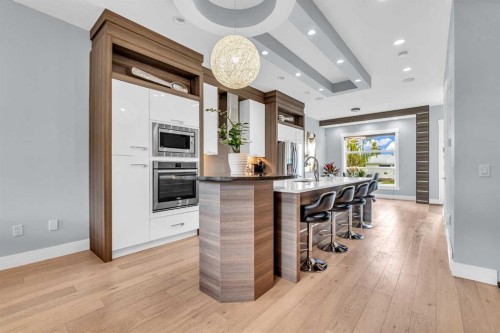 2417 25 Avenue Nw, Calgary, AB - Indoor Photo Showing Kitchen With Upgraded Kitchen