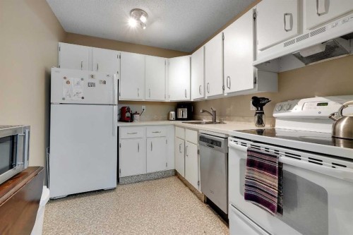 4301-315 Southampton Drive Sw, Calgary, AB - Indoor Photo Showing Kitchen