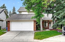 212 Stravanan Bay SW Calgary, AB T3H 1H4