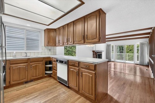 212 Stravanan Bay Sw, Calgary, AB - Indoor Photo Showing Kitchen