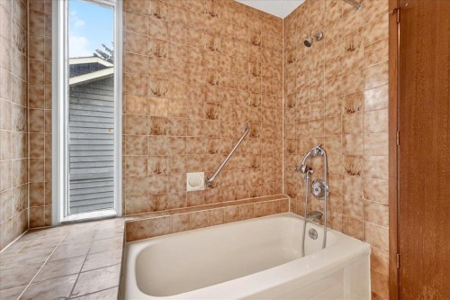 212 Stravanan Bay Sw, Calgary, AB - Indoor Photo Showing Bathroom