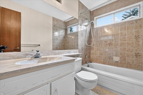 212 Stravanan Bay Sw, Calgary, AB - Indoor Photo Showing Bathroom