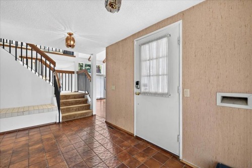 212 Stravanan Bay Sw, Calgary, AB - Indoor Photo Showing Other Room