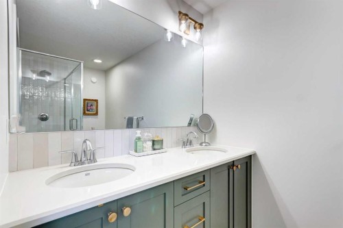 15033 37 Street Sw, Calgary, AB - Indoor Photo Showing Bathroom