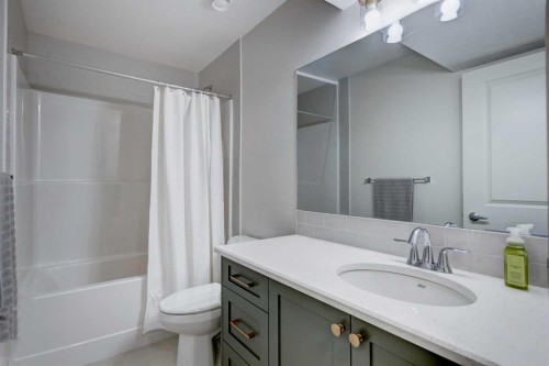 15033 37 Street Sw, Calgary, AB - Indoor Photo Showing Bathroom