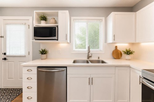 101 Hidden Valley Villas Nw, Calgary, AB - Indoor Photo Showing Kitchen With Double Sink