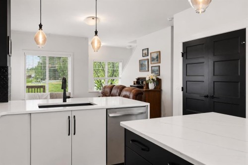 1801-32 Horseshoe Crescent, Cochrane, AB - Indoor Photo Showing Kitchen