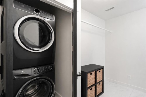 1801-32 Horseshoe Crescent, Cochrane, AB - Indoor Photo Showing Laundry Room