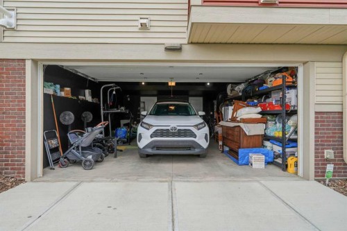 1801-32 Horseshoe Crescent, Cochrane, AB - Indoor Photo Showing Garage
