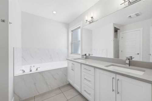 129 Kingsbury Close Se, Airdrie, AB - Indoor Photo Showing Bathroom