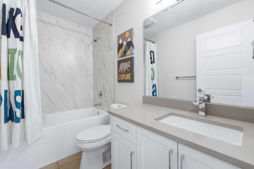 129 Kingsbury Close Se, Airdrie, AB - Indoor Photo Showing Bathroom